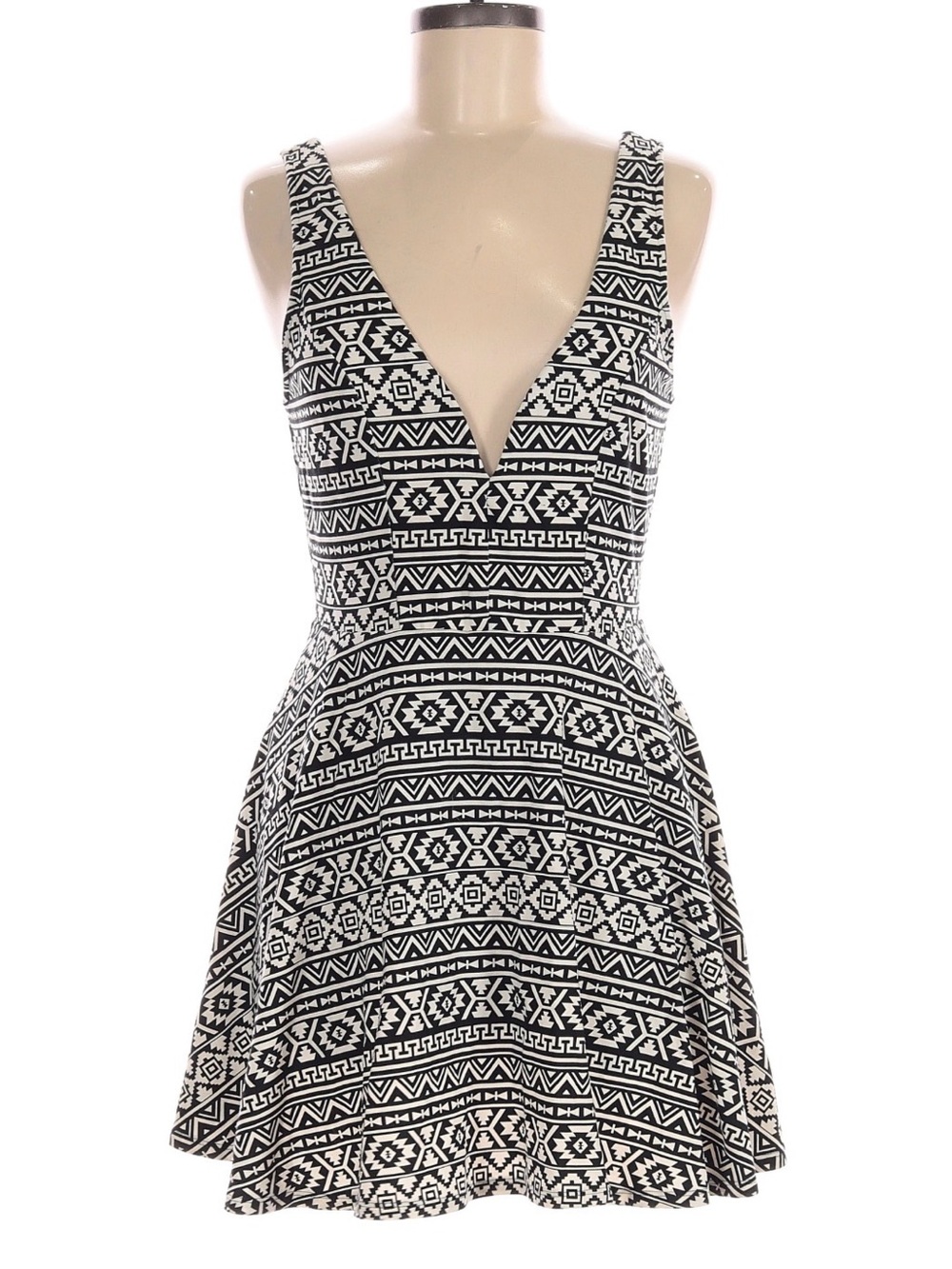 Express V Wire fit and flare skort
